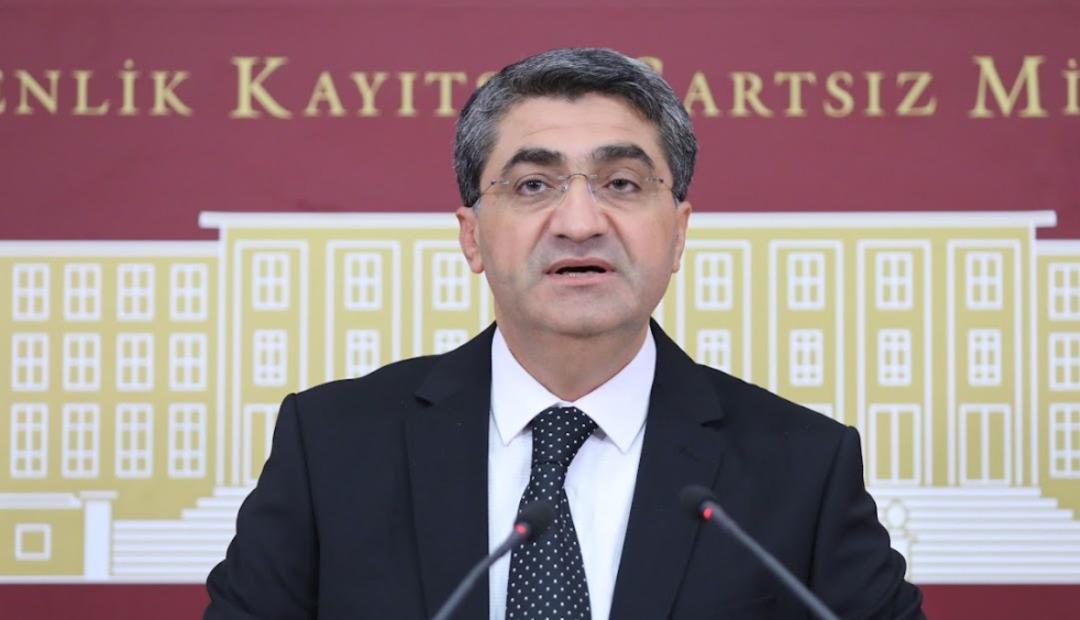 "Pankart" krizi b&uuml;y&uuml;yor! Milletvekili Ekmen a&ccedil;tı ağzını yumdu g&ouml;z&uuml;n&uuml;: "Ayıp değil mi, bu &ccedil;ocuklar kimin?" 3