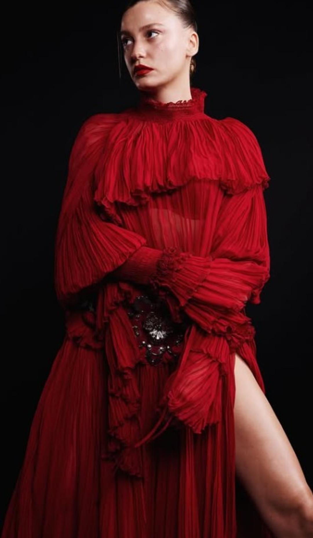 Serenay Sarıkaya yine çok iddialı! Beline kadar yırtmacıyla özel geceye damga vurdu 2