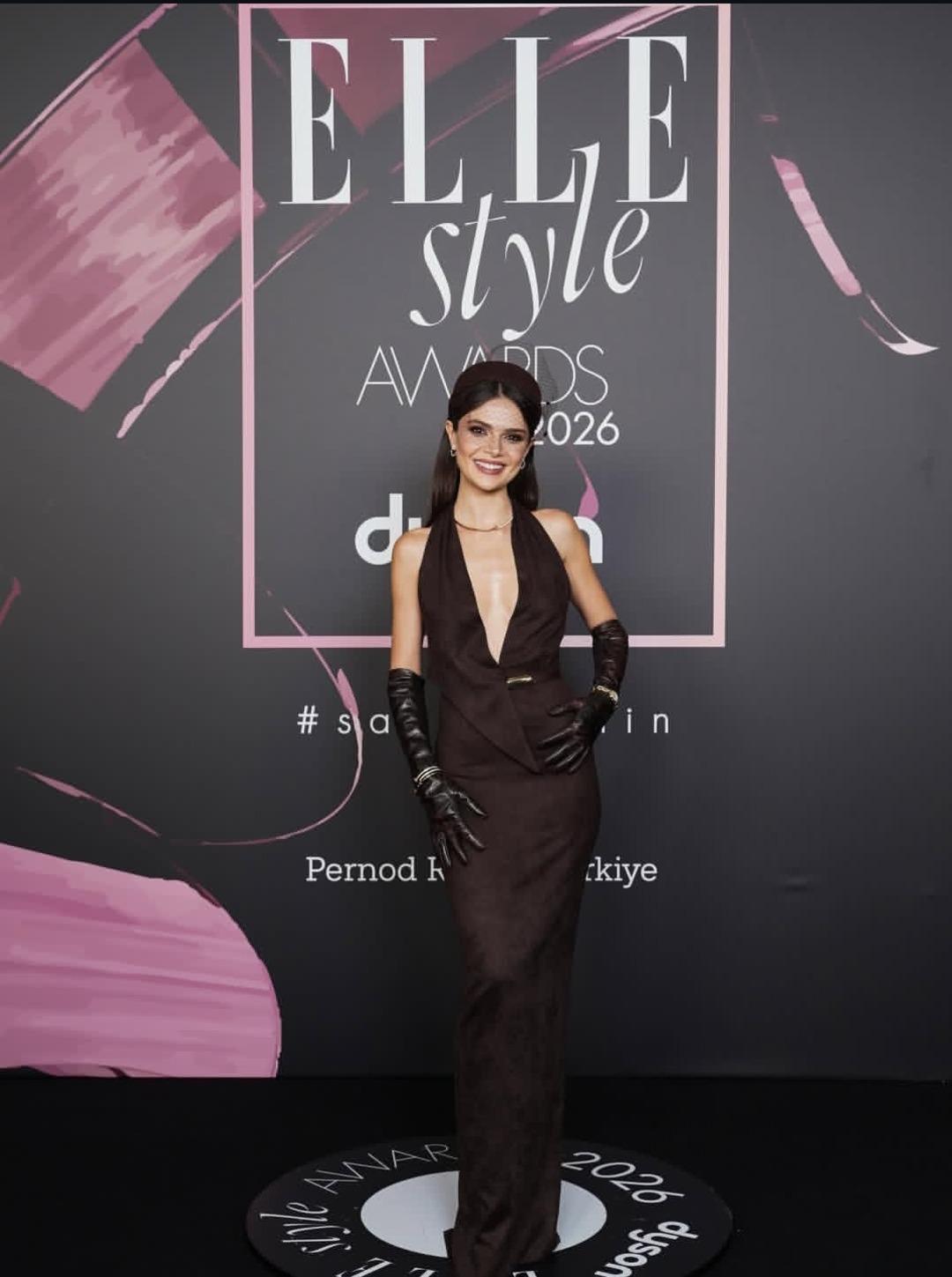 Uzak Şehir in Alya sı Sinem &Uuml;nsal a bir &ouml;d&uuml;l daha! Sa&ccedil;ı, makyajı ve derin dekoltesiyle tam not aldı 1