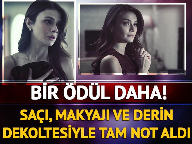 Bir &ouml;d&uuml;l daha! Sa&ccedil;ı, makyajı ve derin dekoltesiyle tam not aldı 