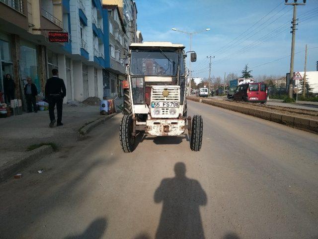 Traktör ile motosiklet çarpıştı:1 yaralı