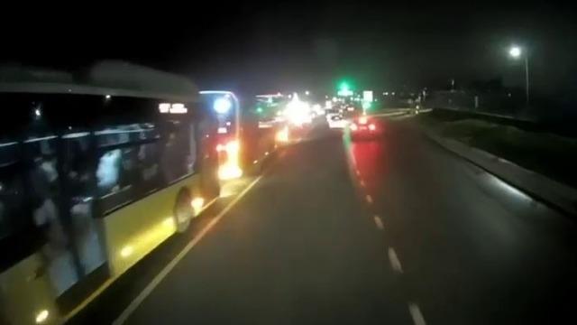 Başakşehir’de 3 İETT otobüsünün kazaya karıştığı anlar görüntülendi