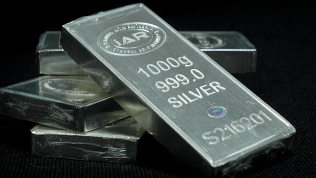 G&uuml;m&uuml;ş fiyatlarında Trump etkisi! Rekor &uuml;st&uuml;ne rekor kıran değerli metal sert d&uuml;şt&uuml;