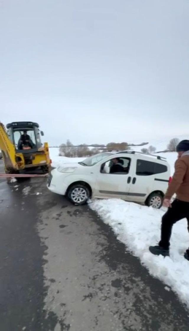 Kars&rsquo;ta yoldan &ccedil;ıkan hafif ticari ara&ccedil; şarampole d&uuml;şt&uuml; 1