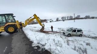 Kars’ta yoldan çıkan hafif ticari araç şarampole düştü
