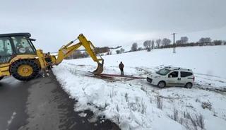 Kars&rsquo;ta yoldan &ccedil;ıkan hafif ticari ara&ccedil; şarampole d&uuml;şt&uuml;