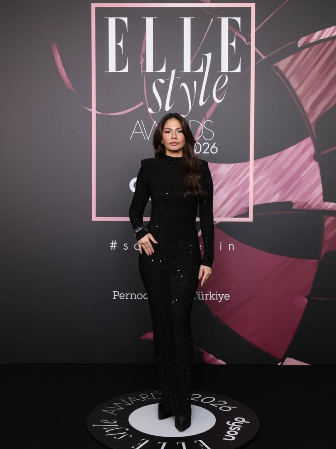 Eşref R&uuml;ya nın Nisan ı Demet &Ouml;zdemir siyaha b&uuml;r&uuml;nd&uuml;!  Sade ve şık   1