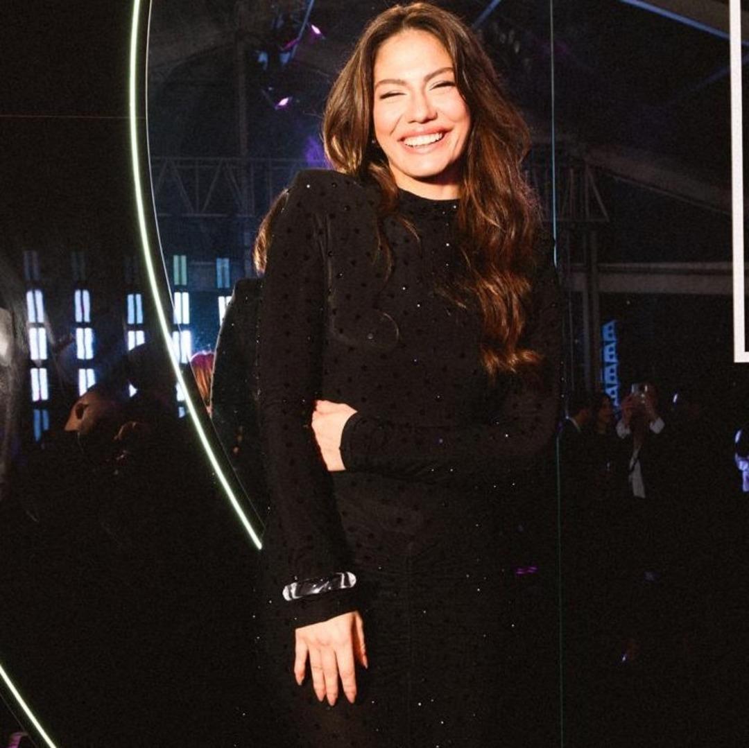 Eşref R&uuml;ya nın Nisan ı Demet &Ouml;zdemir siyaha b&uuml;r&uuml;nd&uuml;!  Sade ve şık   2