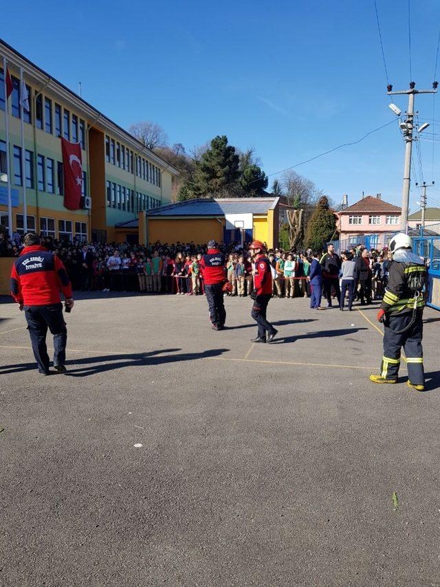 Kışla Mahmut Likoğlu Ortaokulunda yangın tatbikatı