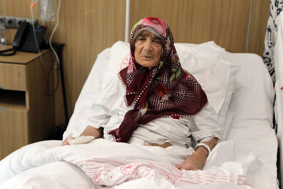 Yaşına meydan okudu: Karnından 4,5 kiloluk kitle &ccedil;ıktı!  8