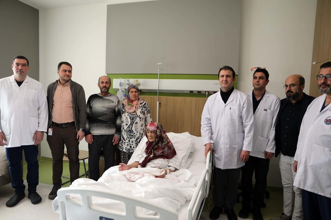 Yaşına meydan okudu: Karnından 4,5 kiloluk kitle &ccedil;ıktı!  7