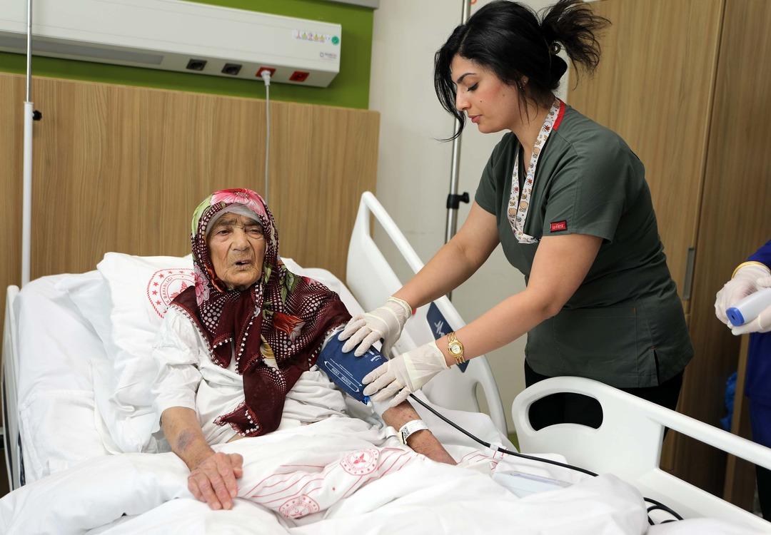 Yaşına meydan okudu: Karnından 4,5 kiloluk kitle &ccedil;ıktı!  4