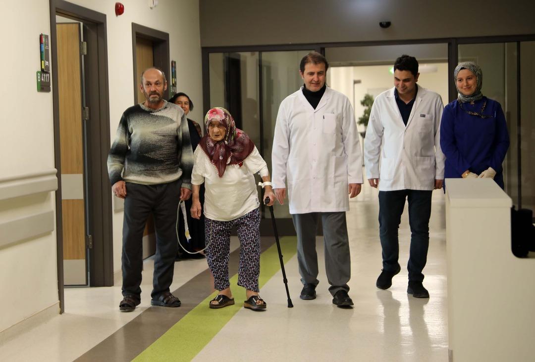 Yaşına meydan okudu: Karnından 4,5 kiloluk kitle &ccedil;ıktı!  1