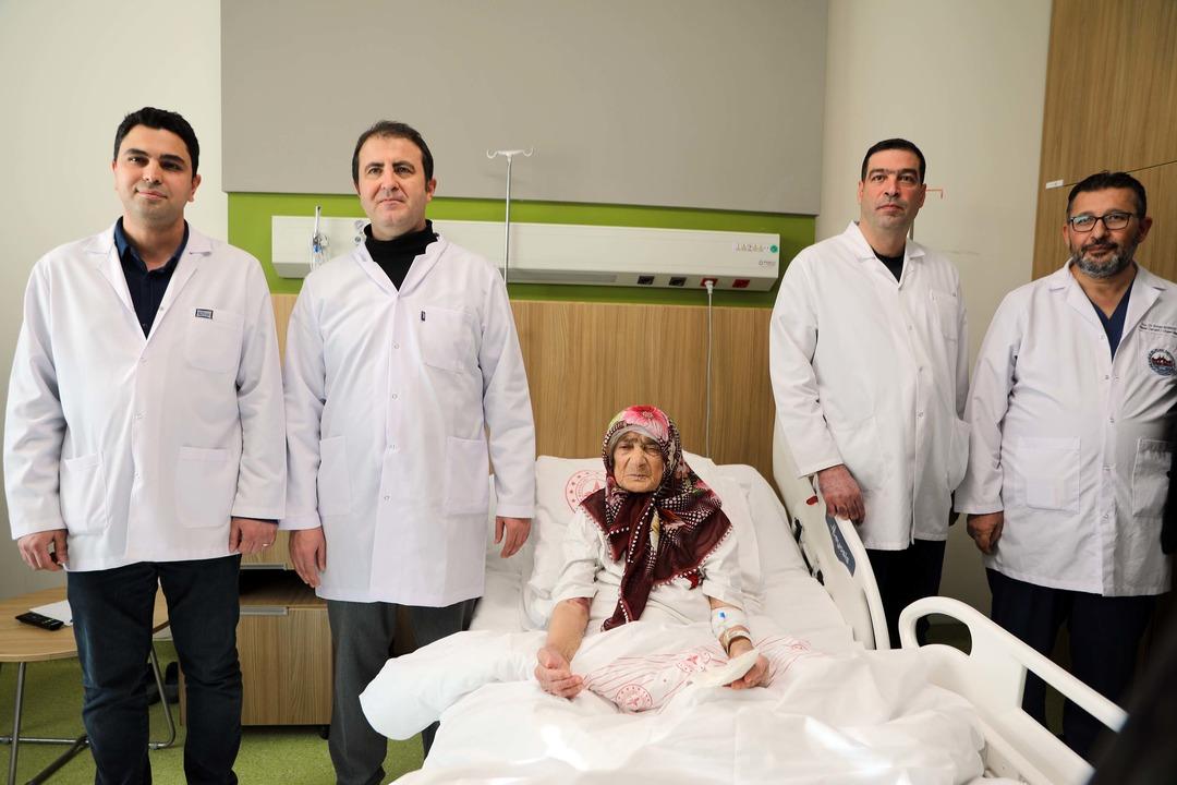 Yaşına meydan okudu: Karnından 4,5 kiloluk kitle &ccedil;ıktı!  2