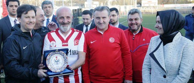 Gençlik ve Spor Bakanı Bak ve Dışişleri Bakanı Çavuşoğlu, Özel Sporcular Futsal Milli Takımı ile maç oynadı