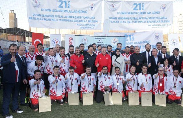 Gençlik ve Spor Bakanı Bak ve Dışişleri Bakanı Çavuşoğlu, Özel Sporcular Futsal Milli Takımı ile maç oynadı