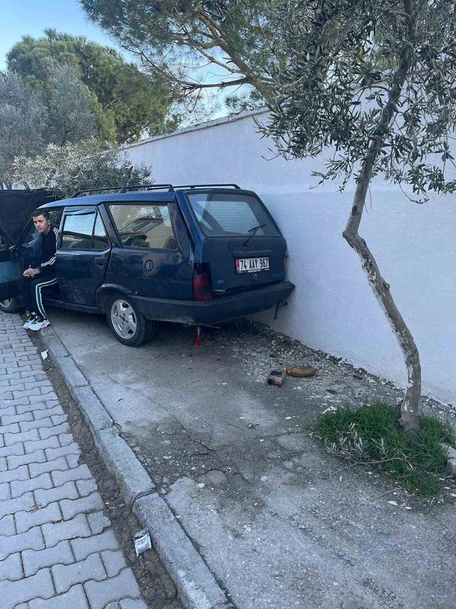 S&uuml;ratli otomobil &ouml;nce ağaca sonra duvara &ccedil;arptı 1