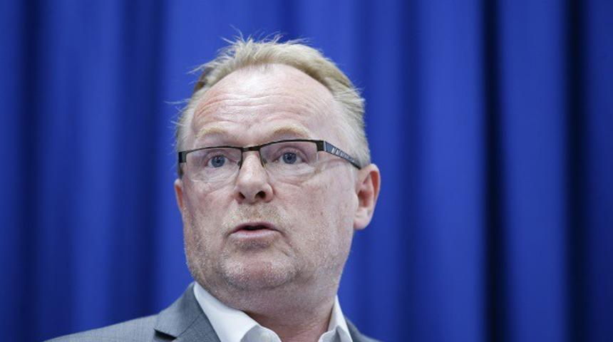 Sığınmacıya yumruk attı, bakan oldu