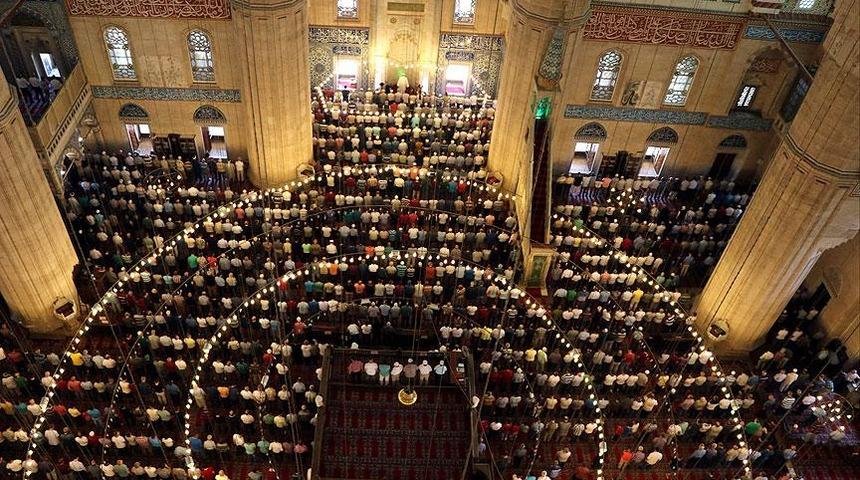 Bugün Regaip Kandili! Hangi kanalda saat kaçta kandil programı var? (Canlı İzle)