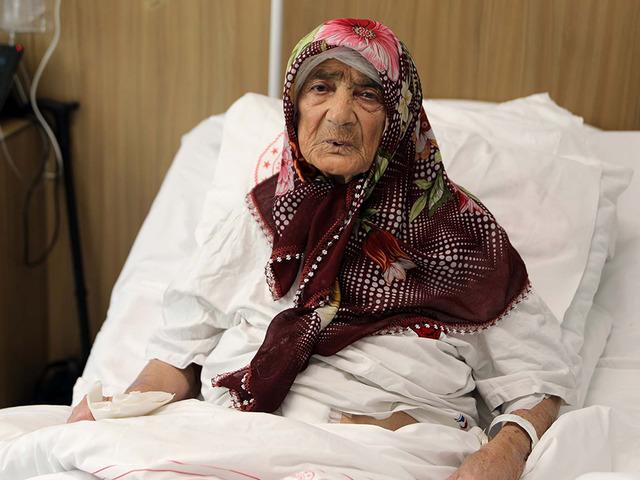 Yaşına meydan okudu: Karnından 4,5 kiloluk kitle &ccedil;ıktı! 