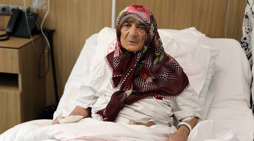 Yaşına meydan okudu: Karnından 4,5 kiloluk kitle &ccedil;ıktı! 