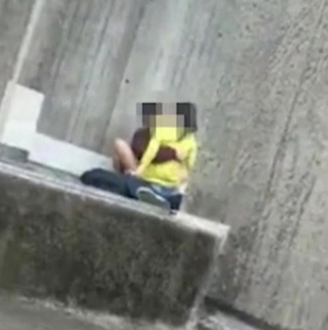 &Uuml;niversitede ilişki skandalı! Herkesin ortasında...