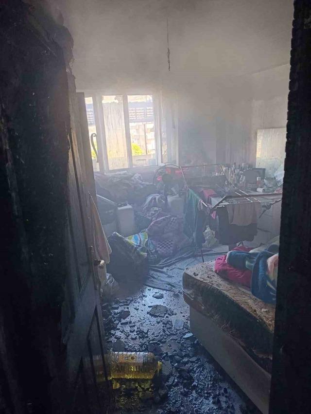 Alevlere teslim olan evinden &ccedil;ıkmak isteyen şahıs yaralandı 4