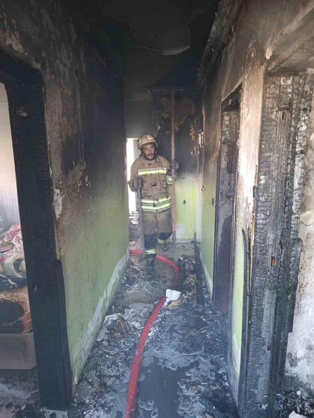 Alevlere teslim olan evinden &ccedil;ıkmak isteyen şahıs yaralandı 3