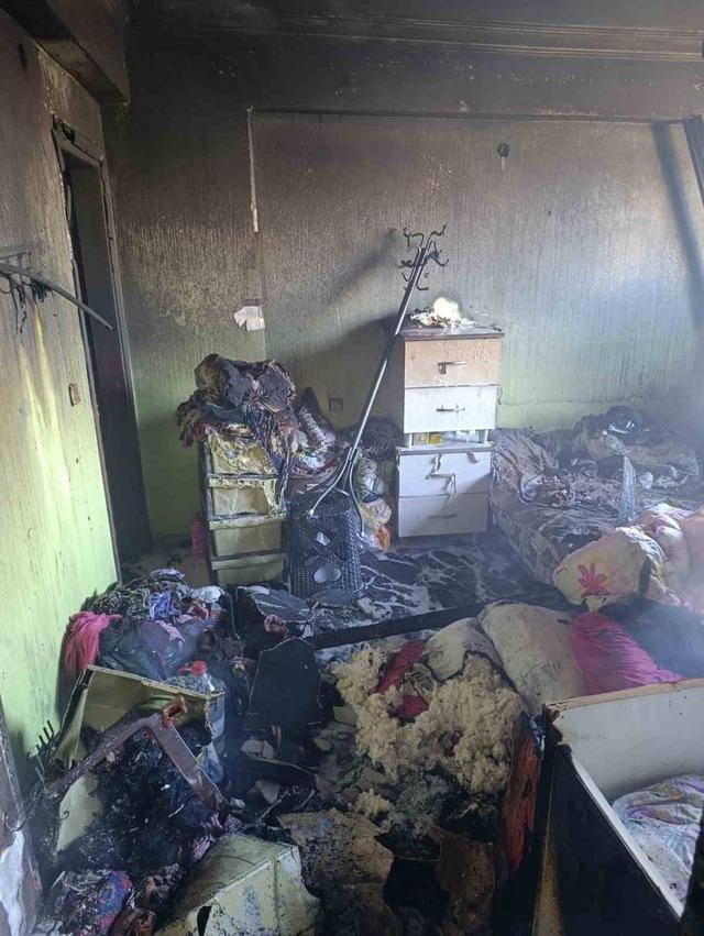 Alevlere teslim olan evinden &ccedil;ıkmak isteyen şahıs yaralandı 2