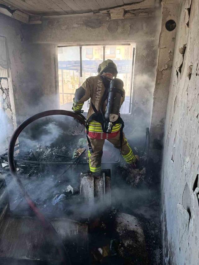 Alevlere teslim olan evinden &ccedil;ıkmak isteyen şahıs yaralandı 1