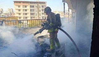 Alevlere teslim olan evinden &ccedil;ıkmak isteyen şahıs yaralandı