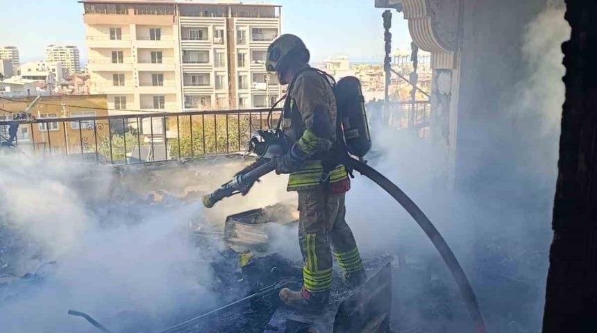 Alevlere teslim olan evinden &ccedil;ıkmak isteyen şahıs yaralandı