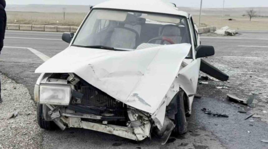 Tır ile otomobil &ccedil;arpıştı: 2&rsquo;si bebek 5 yaralı