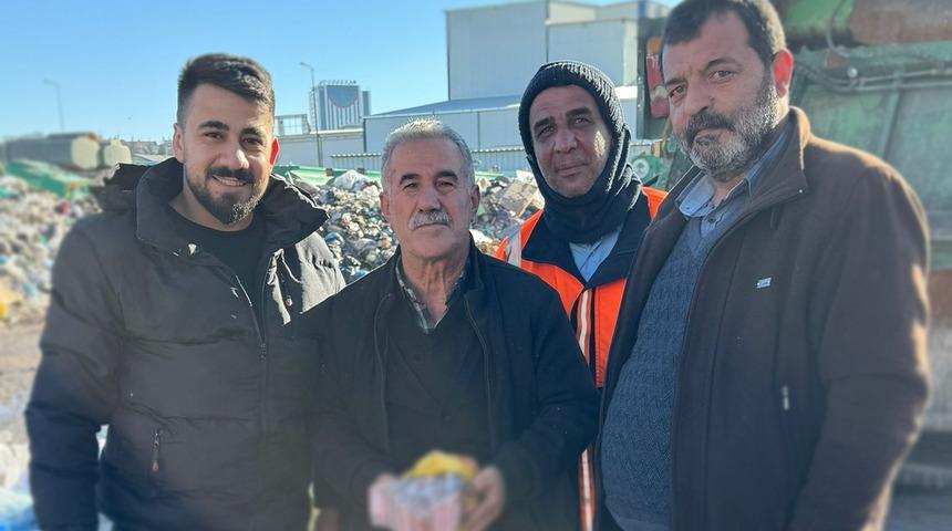 Bankada işlem yaparken başına geldi: Para ararken &ccedil;&ouml;p &ccedil;ıktı!