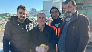 Bankada işlem yaparken başına geldi: Para ararken çöp çıktı!