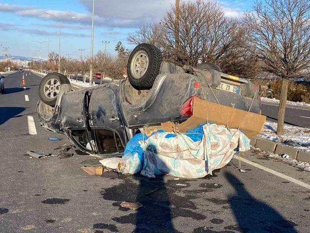 Elazığ&rsquo;da pikap takla attı: 3 yaralı 2