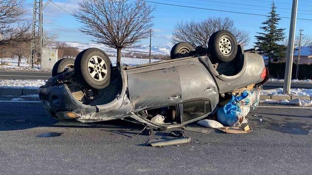Elazığ&rsquo;da pikap takla attı: 3 yaralı 1