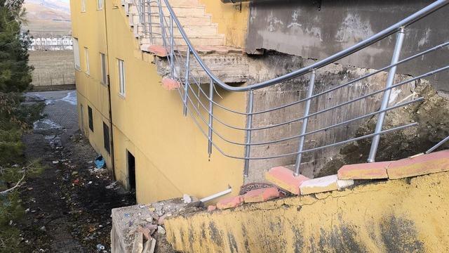 Gerc&uuml;ş&rsquo;te facianın eşiğinden d&ouml;n&uuml;ld&uuml;: 12 katlı binanın merdiveni &ccedil;&ouml;kt&uuml; 2