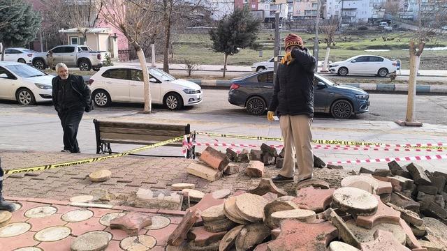 Gercüş’te facianın eşiğinden dönüldü: 12 katlı binanın merdiveni çöktü