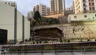 Kocaeli&rsquo;de 10 metrelik istinat duvarı okul bah&ccedil;esine devrildi