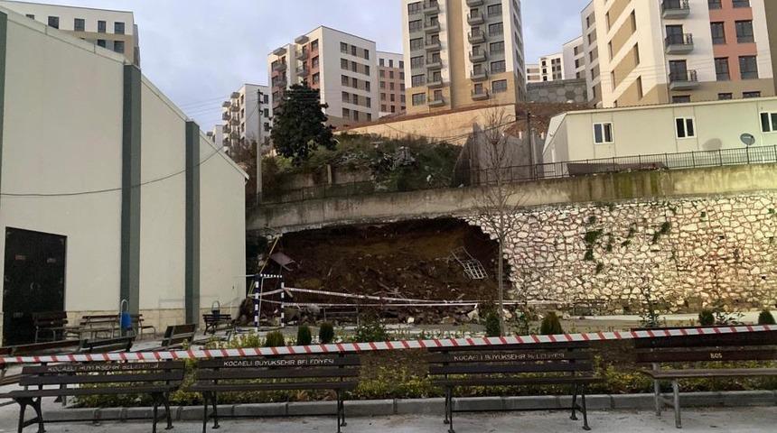 Kocaeli&rsquo;de 10 metrelik istinat duvarı okul bah&ccedil;esine devrildi