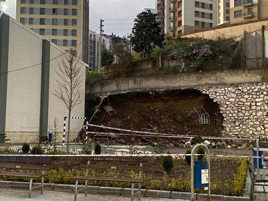 Kocaeli&rsquo;de 10 metrelik istinat duvarı okul bah&ccedil;esine devrildi 1