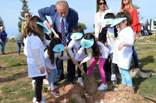 Başkan Atabay, öğrencilerle fidan dikti