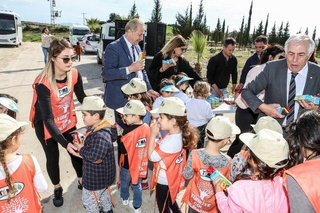 Başkan Atabay, öğrencilerle fidan dikti