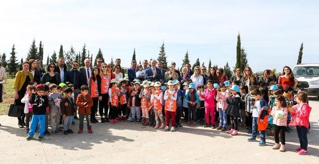 Başkan Atabay, öğrencilerle fidan dikti