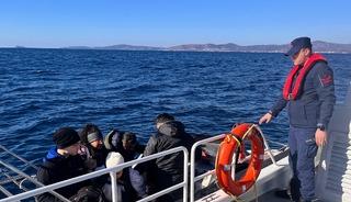 İzmir a&ccedil;ıklarında 39 d&uuml;zensiz g&ouml;&ccedil;men kurtarıldı, 28 d&uuml;zensiz g&ouml;&ccedil;men yakalandı