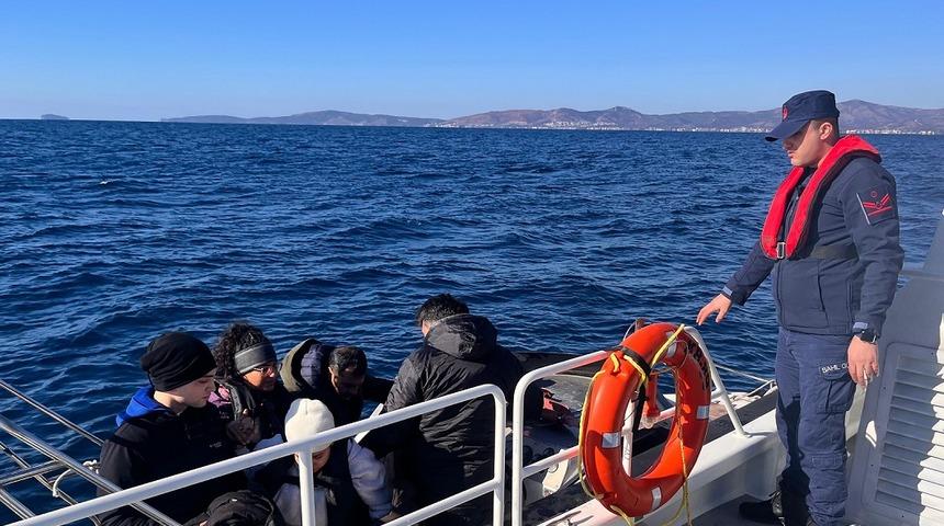 İzmir a&ccedil;ıklarında 39 d&uuml;zensiz g&ouml;&ccedil;men kurtarıldı, 28 d&uuml;zensiz g&ouml;&ccedil;men yakalandı