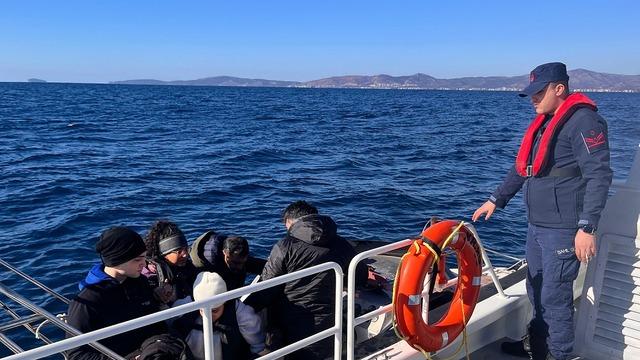 İzmir açıklarında 39 düzensiz göçmen kurtarıldı, 28 düzensiz göçmen yakalandı