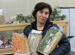 Kırdan topladığı otlarla makarna yapıp satıyor