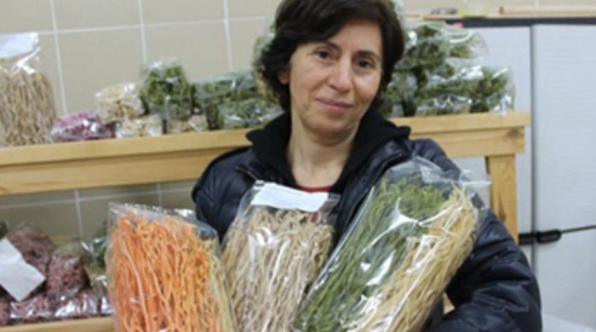 Kırdan topladığı otlarla makarna yapıp satıyor